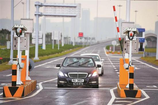 2024新澳门与香港门正版免费资本车;和谐解析、落实与策略